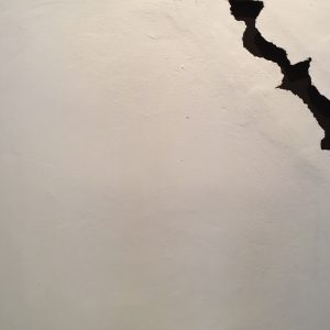 Oltre il muro bianco, tecnica mista su tela, cm. 100 x100
